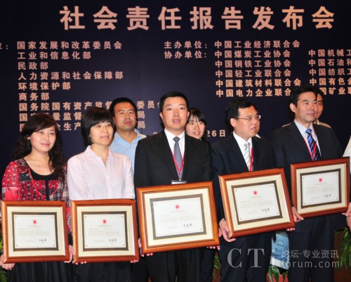 �Ϻ�ؐ���hί����ӛ����(zh��)�и�����ꐂ����I(l��ng)ȡ�C��